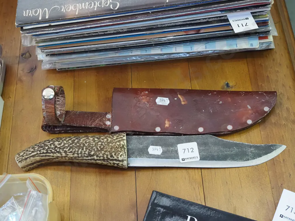 hunter's knife and leather sheaf Image 1++