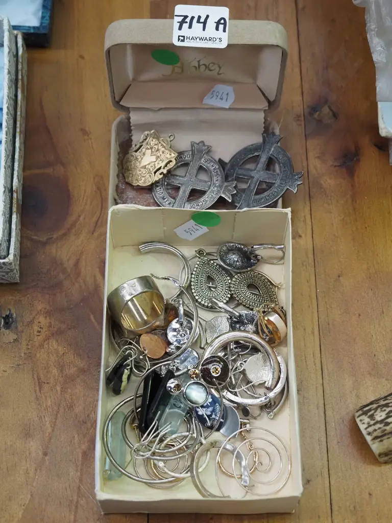 2x boxes of costume jewellery Image 1++