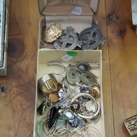 2x boxes of costume jewellery