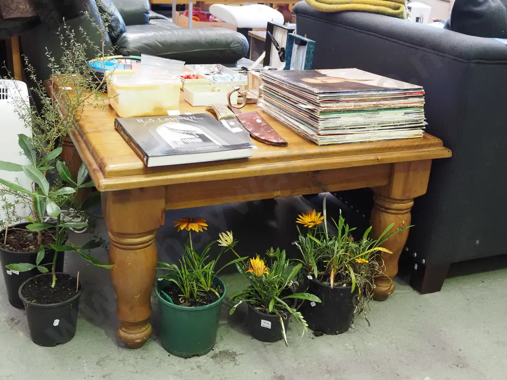 solid pine turned leg end table H500 W900 D900 Image 1++