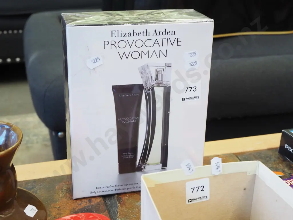 box; Elizabeth Arden provocative women eau de parfum and body lotion set Image 1++