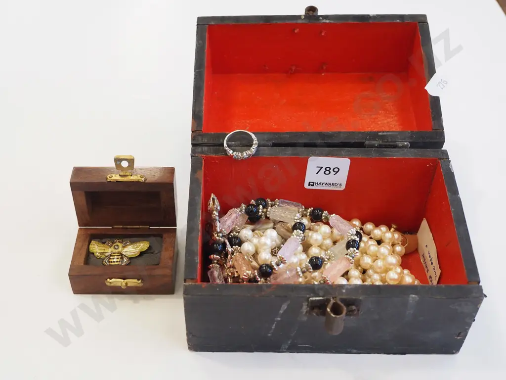 small jewellery box and costume jewellery Image 1++