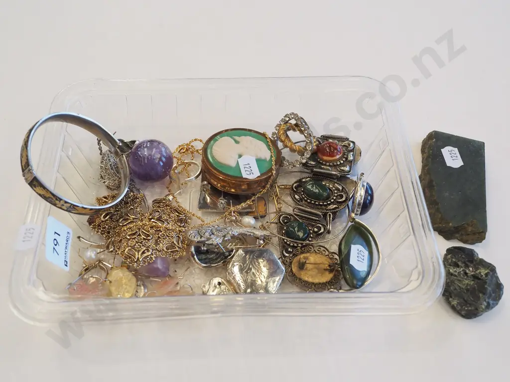 tray of costume jewellery Image 1++