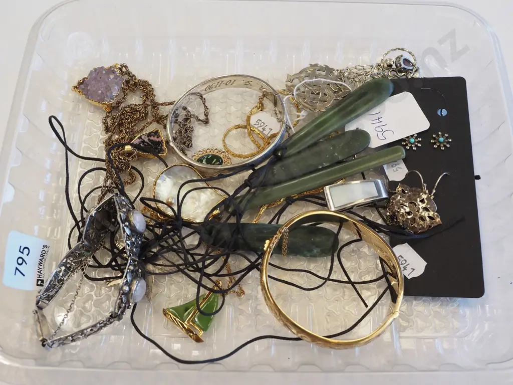 tray of costume jewellery Image 1++