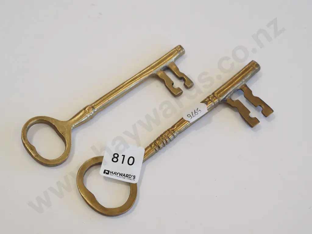 2x brass keys Image 1++