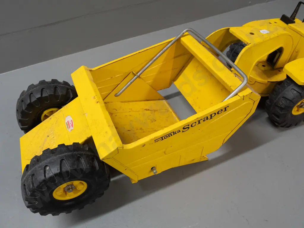 large tin toy vehicle - Mighty Tonka Scraper - some missing pieces, age wear and corrosion H-200 L-730 Image 1++