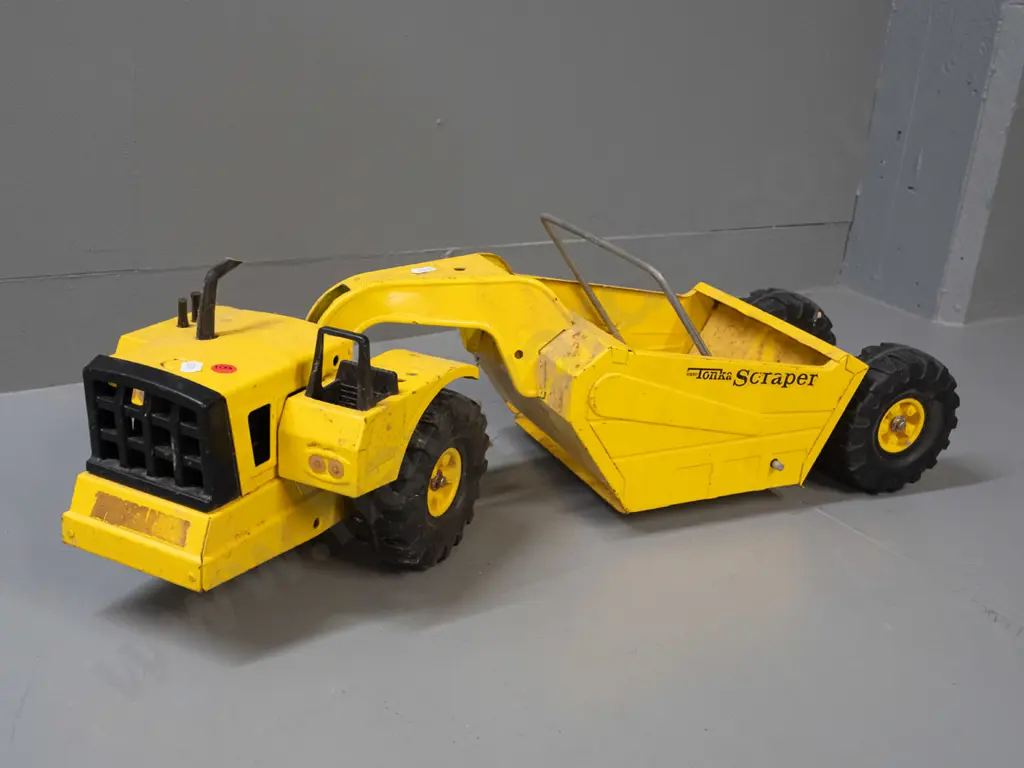 large tin toy vehicle - Mighty Tonka Scraper - some missing pieces, age wear and corrosion H-200 L-730 Image 1++