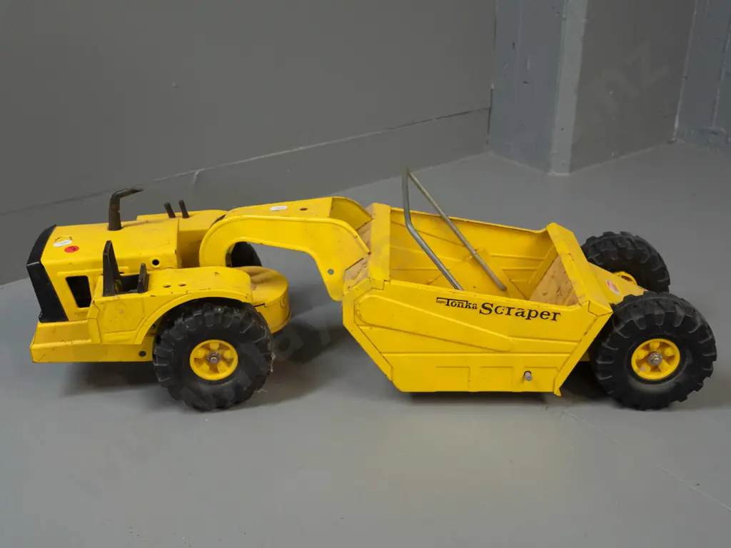 large tin toy vehicle - Mighty Tonka Scraper - some missing pieces, age wear and corrosion H-200 L-730 Image 1++