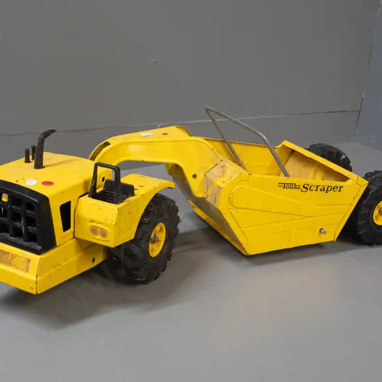 large tin toy vehicle - Mighty Tonka Scraper - some missing pieces, age wear and corrosion H-200 L-730