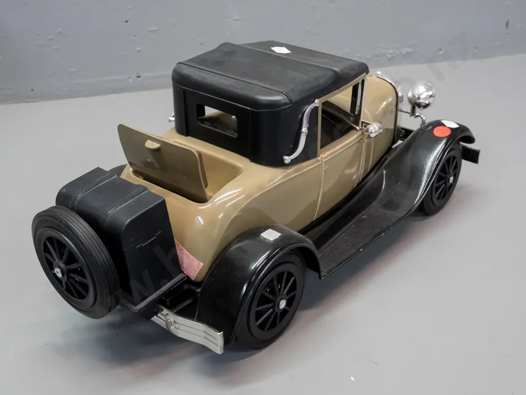 Jim Beam automobile decanter - 1928 Ford with fold-up rumble seat - sealed, minor damage to paper seal H-170 L-350 Image 1++