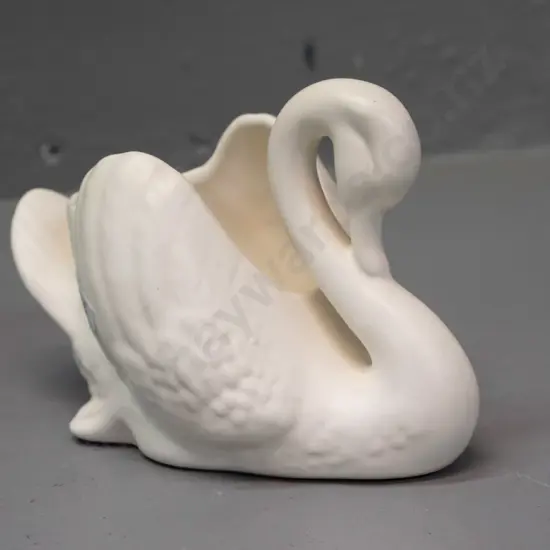 small Crown Lynn swan number 154 - H90 L-150