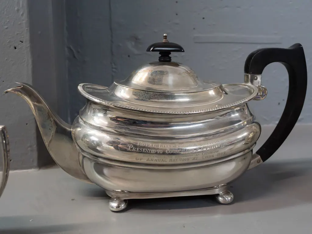 vintage sterling silver teapot, cream & sugar with bakelite handles, with 1920s hallmarks - teapot has 1928 Image 1++