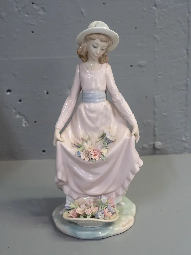 Lladro figure with basket and flowers H-250 W-120 at base. Image 1++