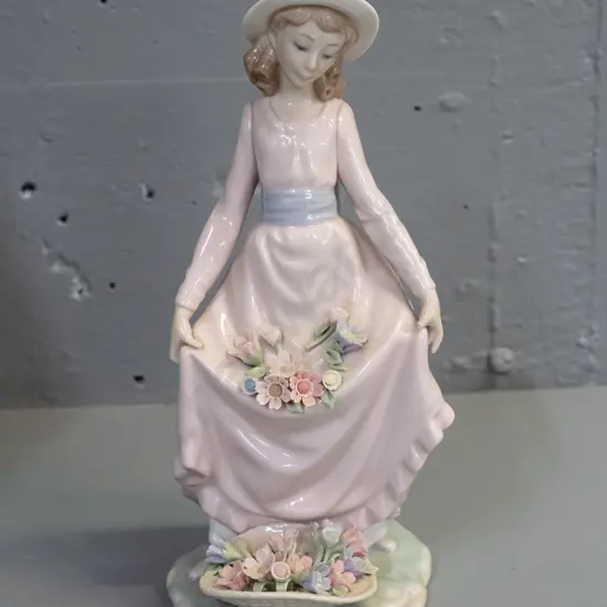 Lladro figure with basket and flowers H-250 W-120 at base.
