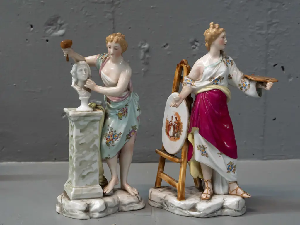 2 continental porcelain figurines -  sculptor with chisel and artist - unknown mark, see photos. Painter missing a Image 1++