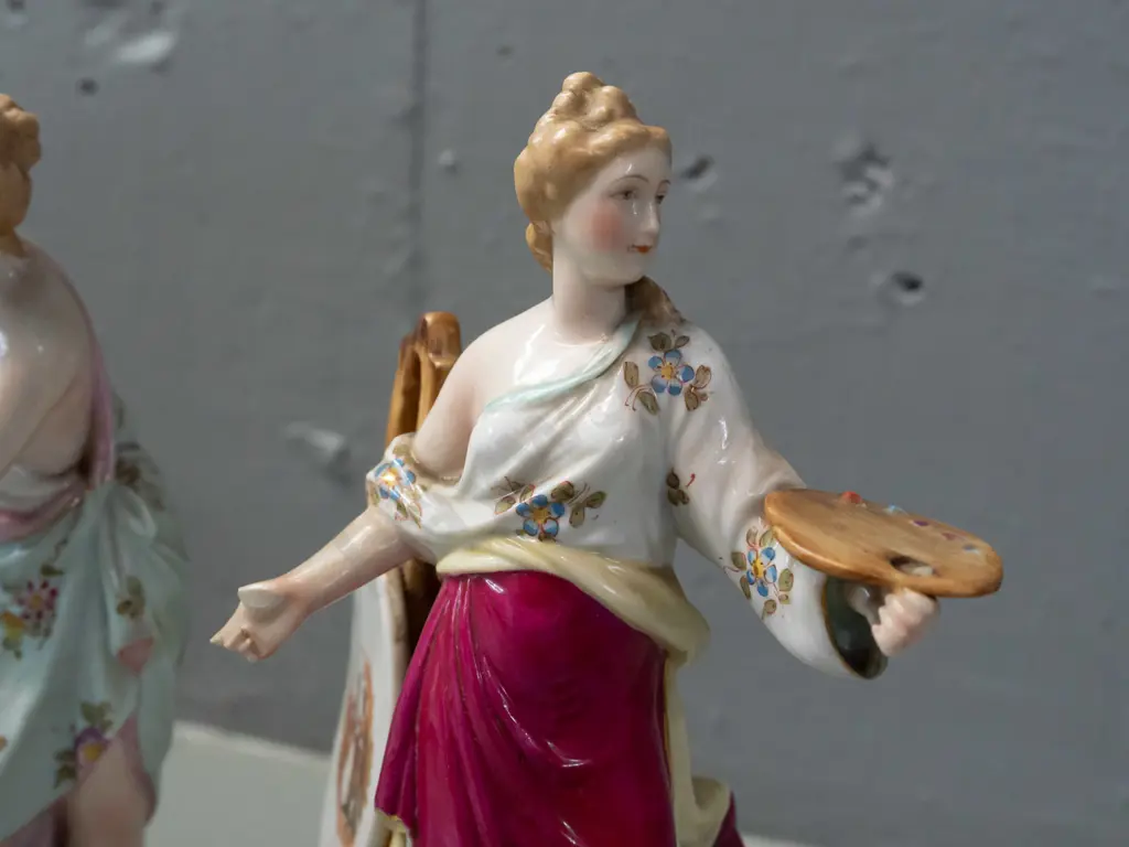 2 continental porcelain figurines -  sculptor with chisel and artist - unknown mark, see photos. Painter missing a Image 1++