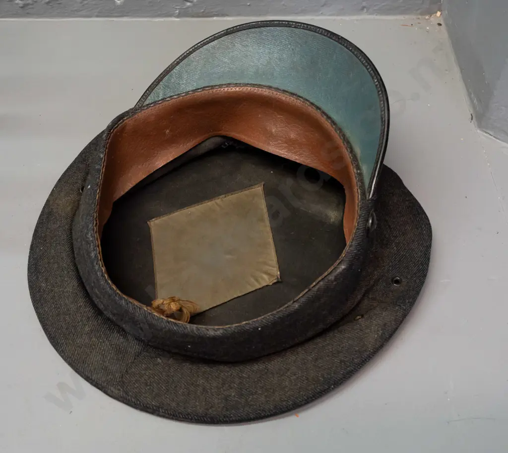 vintage peaked cap with cast metal Shell badge - some age wear and fading - no size markings L-290 Image 1++