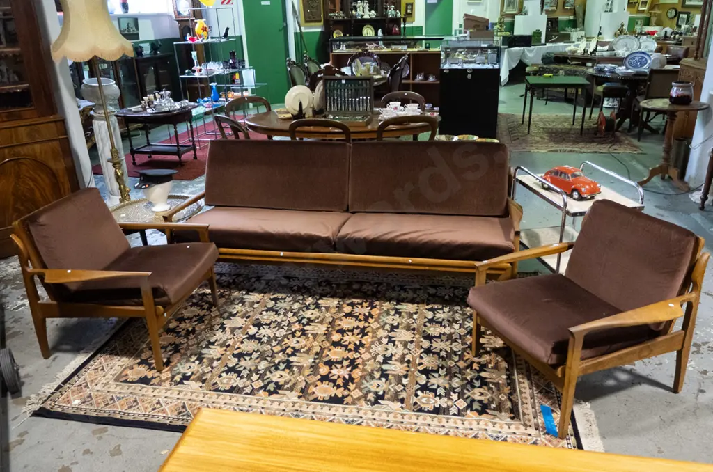 retro Don 3-piece mahogany lounge suite with Concorde shape arms, 3-seater fold-out divan settee with 3-panel cane back, Image 1++