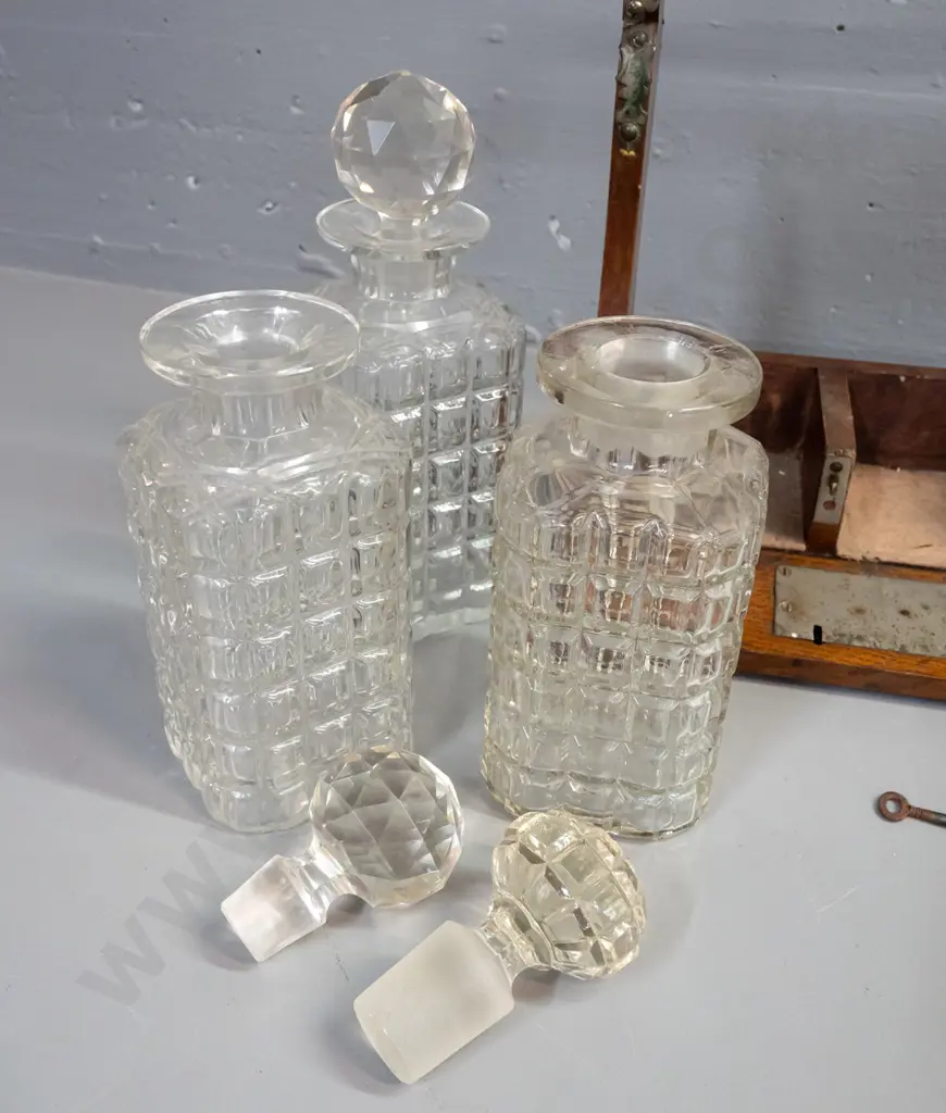 restorer's oak tantalus with 3 decanters with white metal mounts, hinged front panel with working key - 2 stoppers are Image 1++