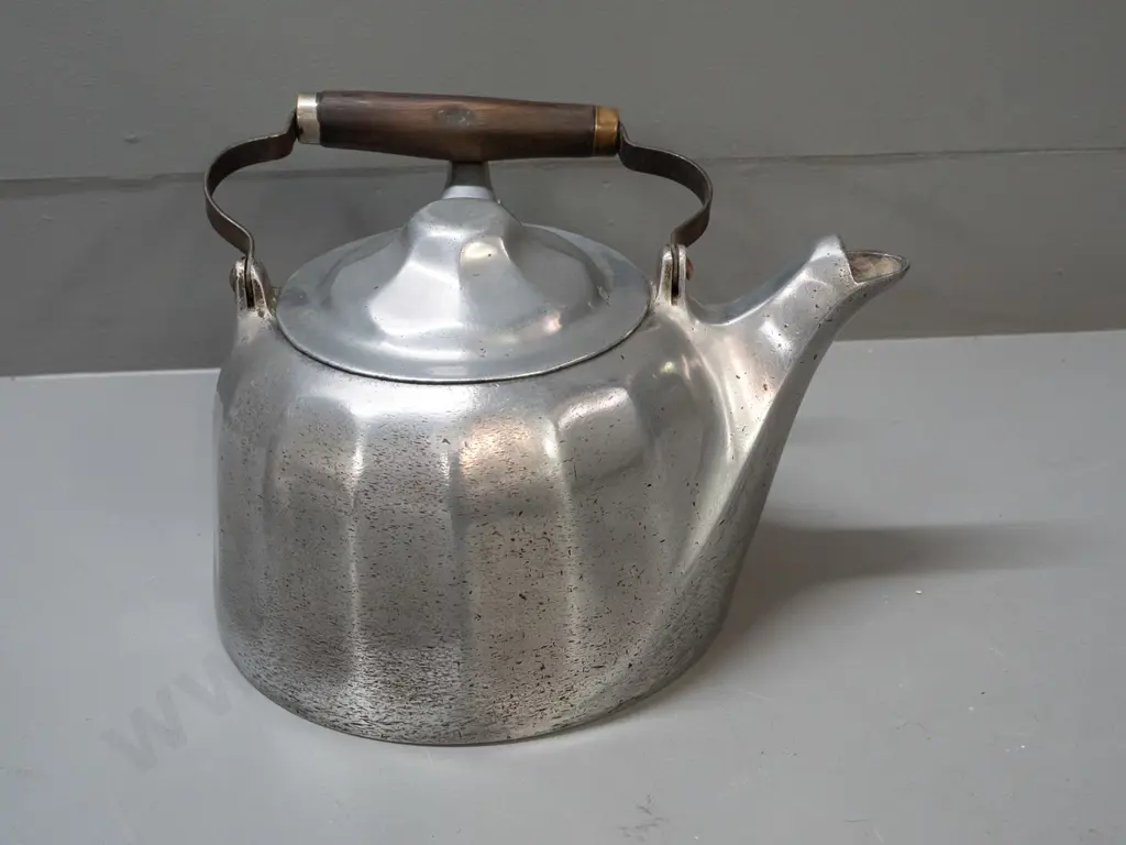 vintage streamlined design cast alloy kettle with timber and brass handle, marked Wagner Ware Sidney (Ohio) made in US, Image 1++