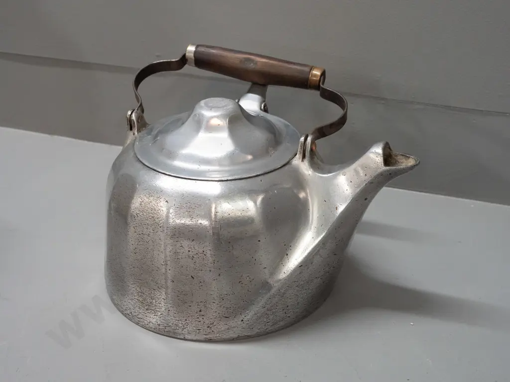 vintage streamlined design cast alloy kettle with timber and brass handle, marked Wagner Ware Sidney (Ohio) made in US, Image 1++