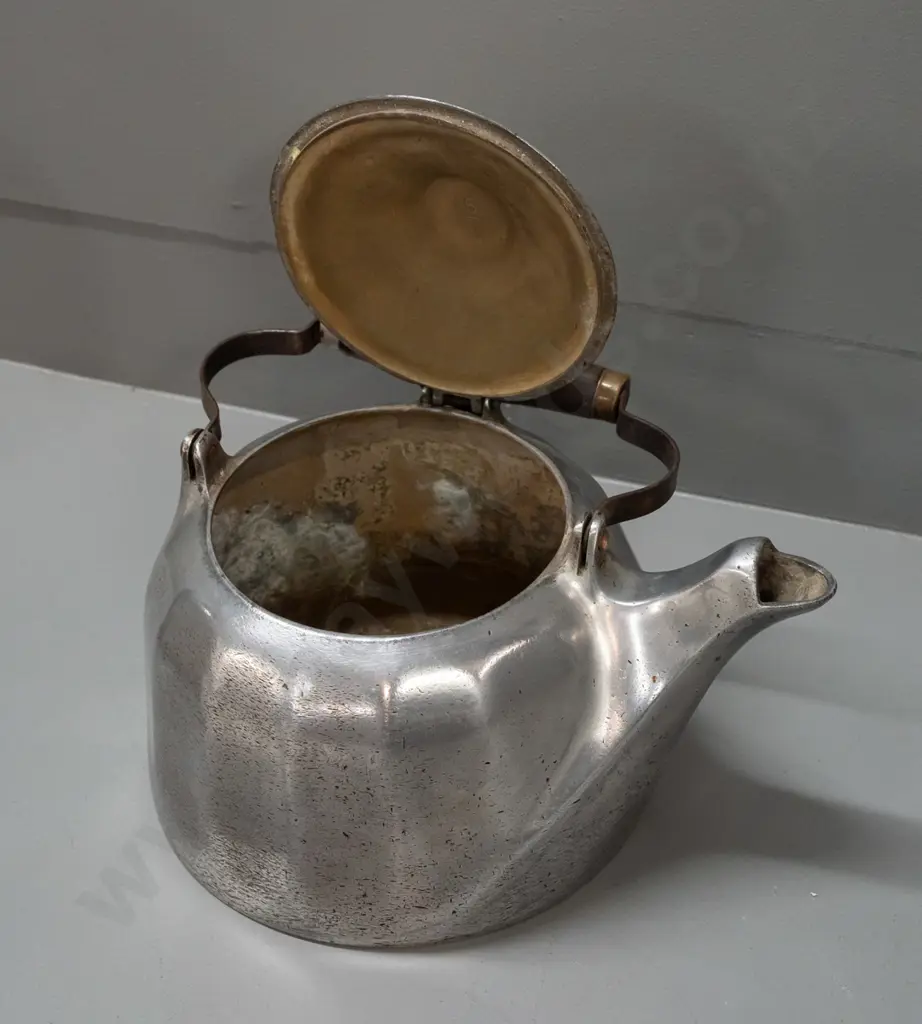 vintage streamlined design cast alloy kettle with timber and brass handle, marked Wagner Ware Sidney (Ohio) made in US, Image 1++