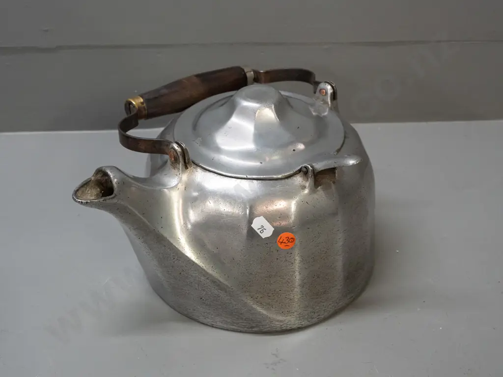 vintage streamlined design cast alloy kettle with timber and brass handle, marked Wagner Ware Sidney (Ohio) made in US, Image 1++