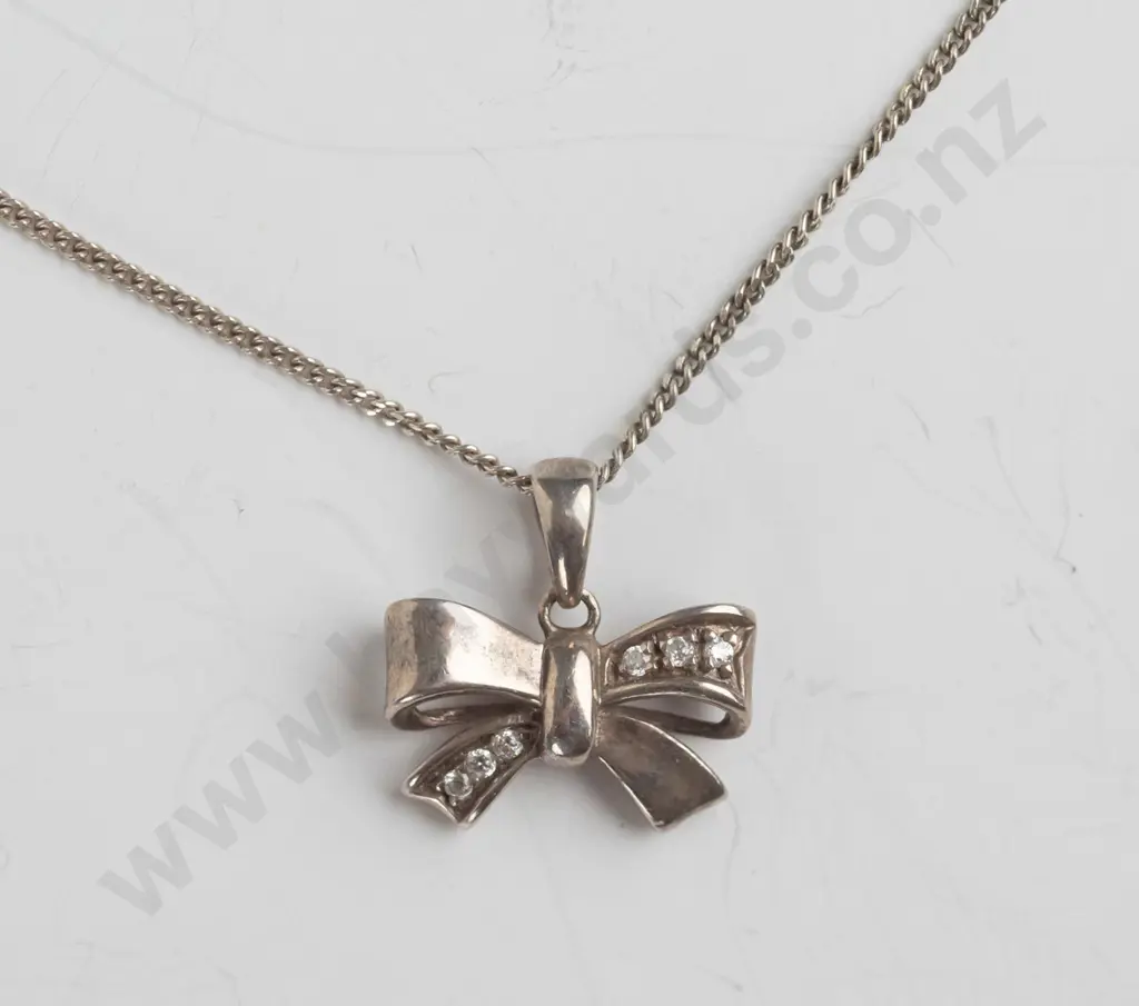 silver bow necklace stamped 925 Image 1++