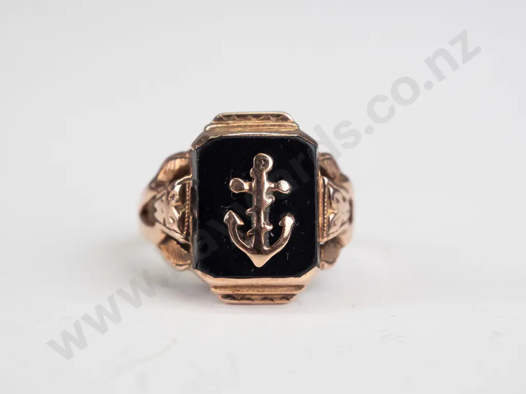 gents ring with anchor on black stone stamped 9ct - 5.7gm R.5 Image 1++