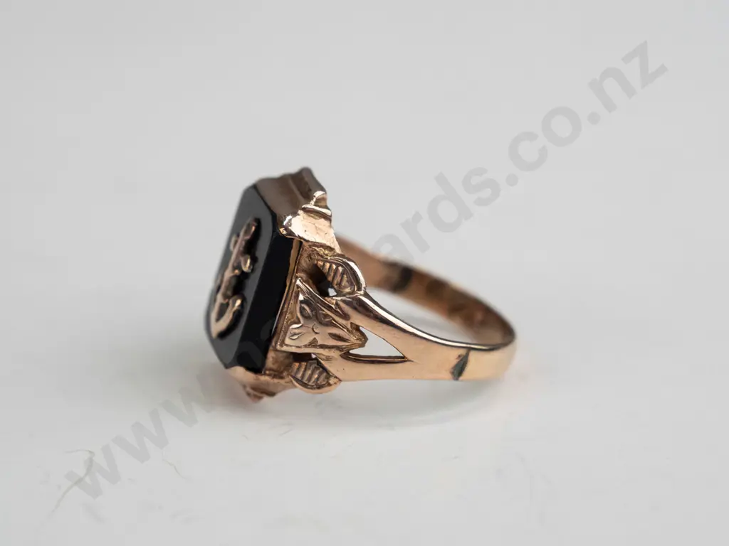 gents ring with anchor on black stone stamped 9ct - 5.7gm R.5 Image 1++