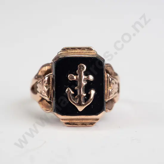 gents ring with anchor on black stone stamped 9ct - 5.7gm R.5