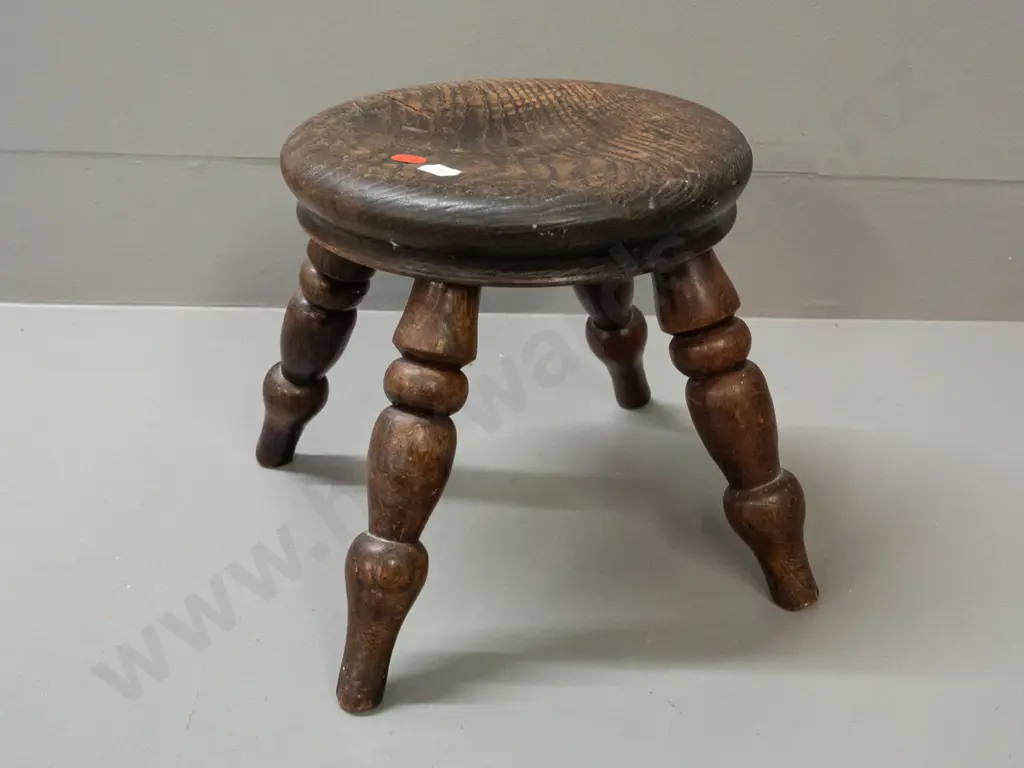 vintage elm 4-legged small stool / foot stool with turned legs H-200 Top is D-200 Image 1++