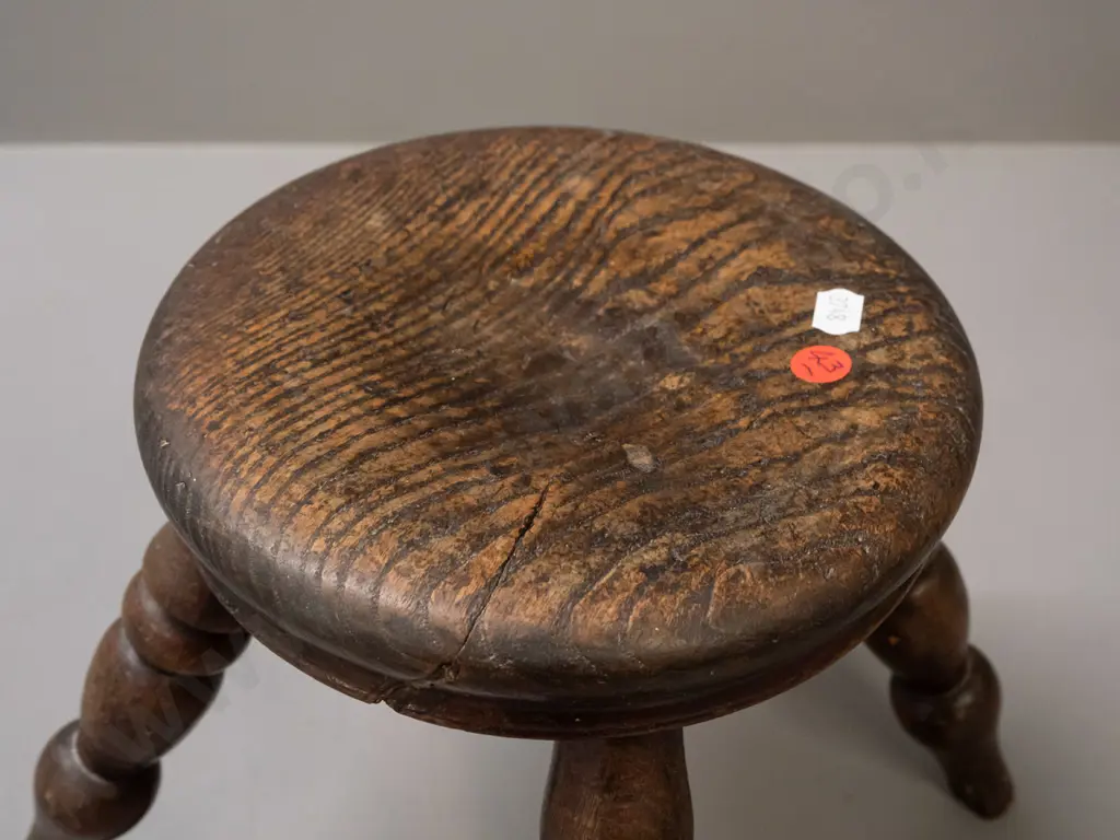 vintage elm 4-legged small stool / foot stool with turned legs H-200 Top is D-200 Image 1++