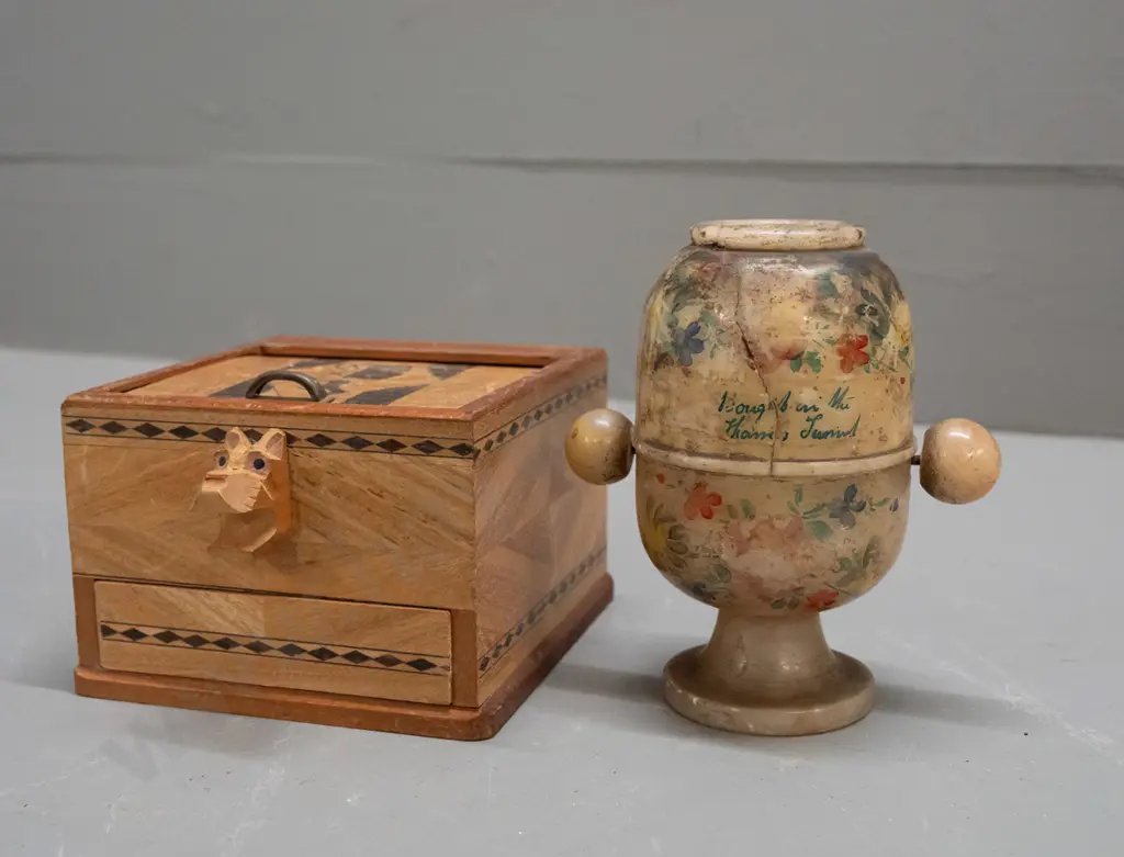 vintage souvenir alabaster "peep egg" with lens and rotating paper views of London landmarks inside - Image 1++