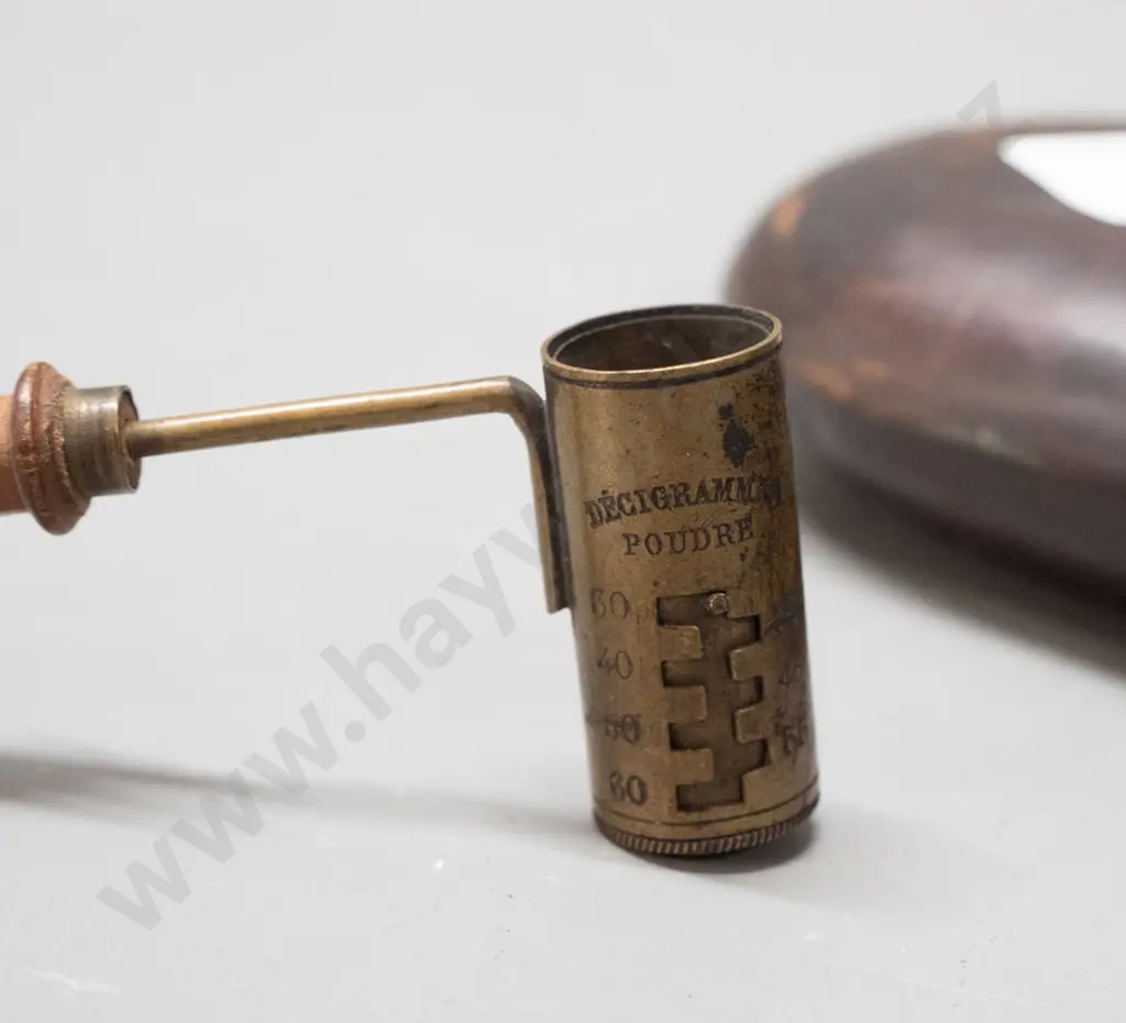 copper powder flask with brass collar, spring fitting with stag motif, marked Lyman - and a brass powder measure with Image 1++