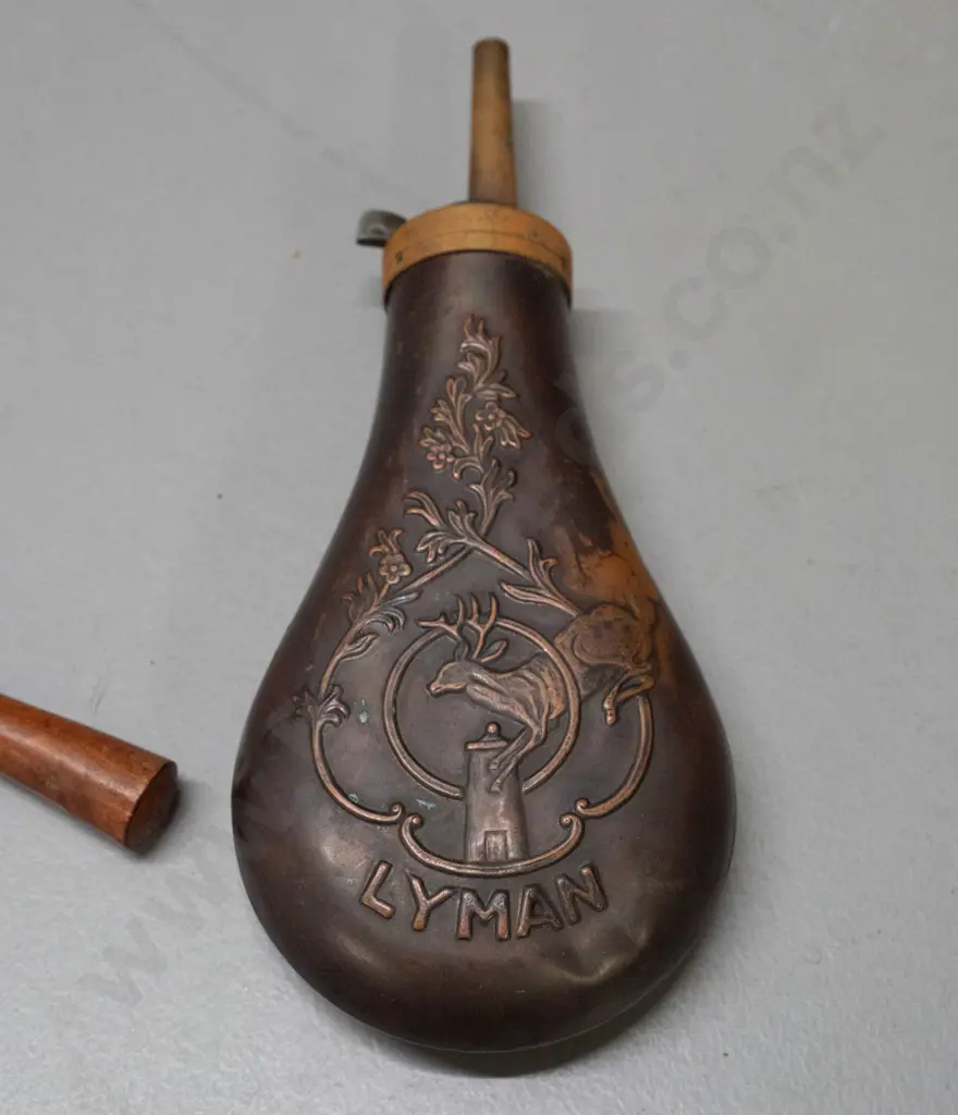 copper powder flask with brass collar, spring fitting with stag motif, marked Lyman - and a brass powder measure with Image 1++
