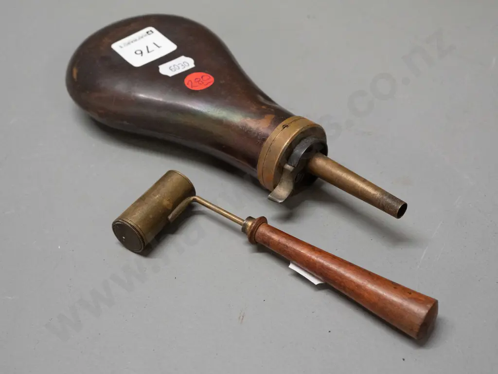 copper powder flask with brass collar, spring fitting with stag motif, marked Lyman - and a brass powder measure with Image 1++