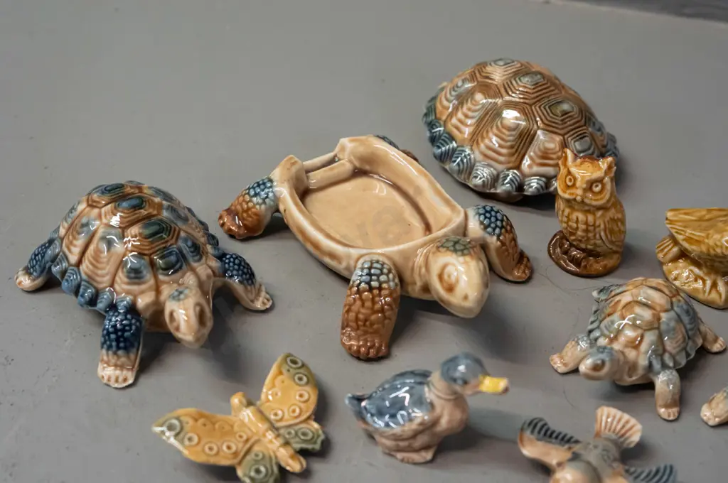 9 Wade whimsies - 4 turtles, one is a lidded trinket, 4 birds and a butterfly - large turtle L-100 Image 1++