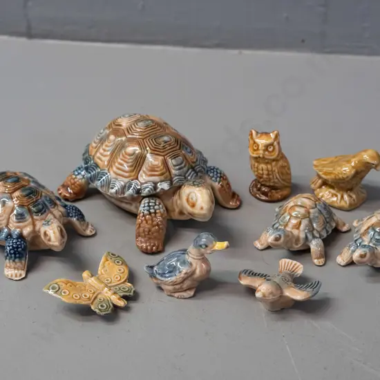 9 Wade whimsies - 4 turtles, one is a lidded trinket, 4 birds and a butterfly - large turtle L-100