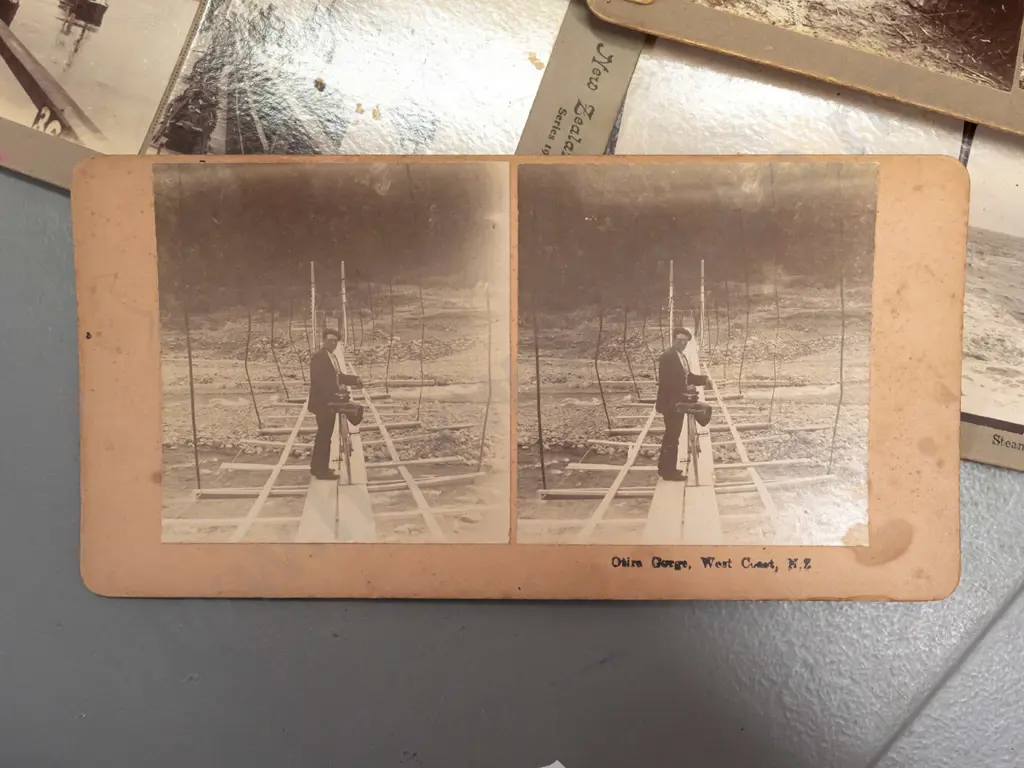 vintage stereoscope viewer and assorted stereo view cards with 7 New Zealand scenes, see photos. Some wear & tear to Image 1++