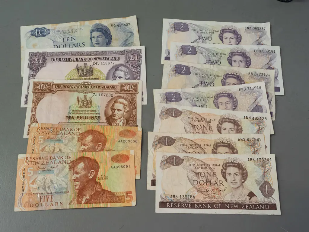 assorted New Zealand bank notes, most decimal, one 1 pound and one 10 shilling - used condition, some quite wrinkled Image 1++