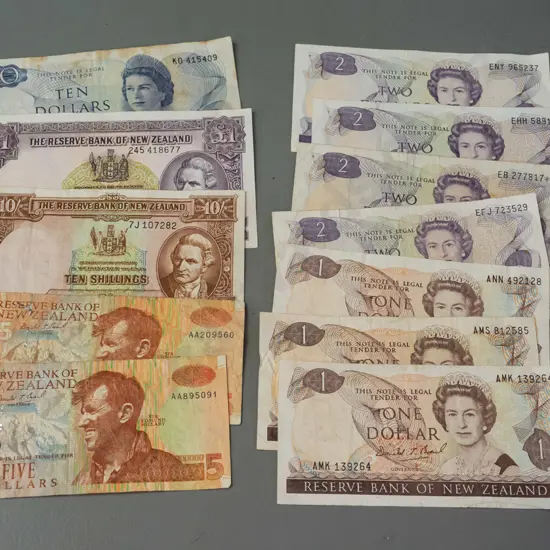 assorted New Zealand bank notes, most decimal, one 1 pound and one 10 shilling - used condition, some quite wrinkled