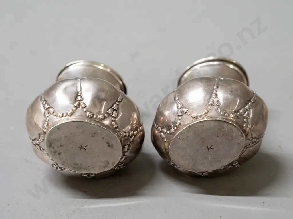 2 sterling silver condiments / shakers with pierced lids - base and lids hallmarked, also marked 'K' on base H-85 - some Image 1++