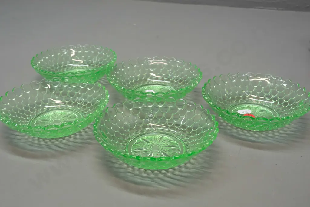 5 moulded green uranium glass sweet dishes - nice glow. Diameter 135 Image 1++