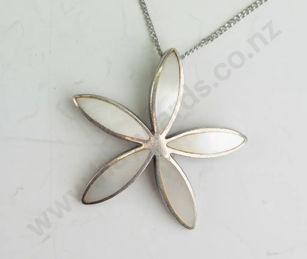 large silver flower necklace stamped 925 Image 1++
