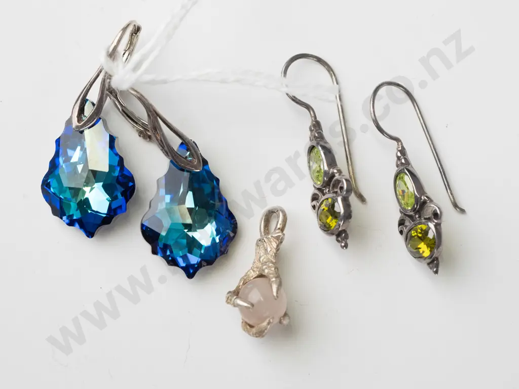 2 pairs of silver earrings stamped 925 & pendant no chain Image 1++