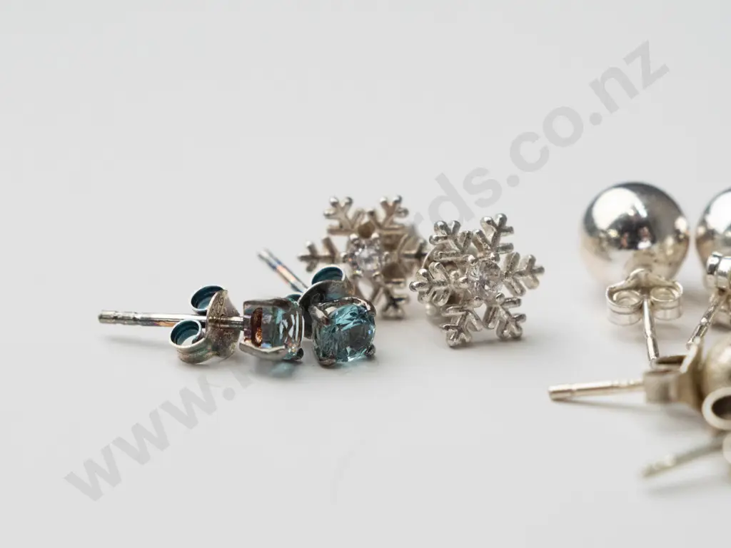 5 pairs of silver earrings Image 1++