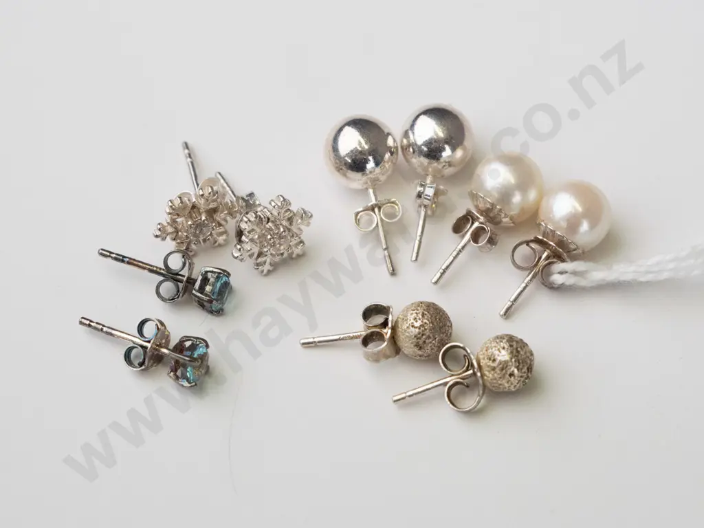 5 pairs of silver earrings Image 1++