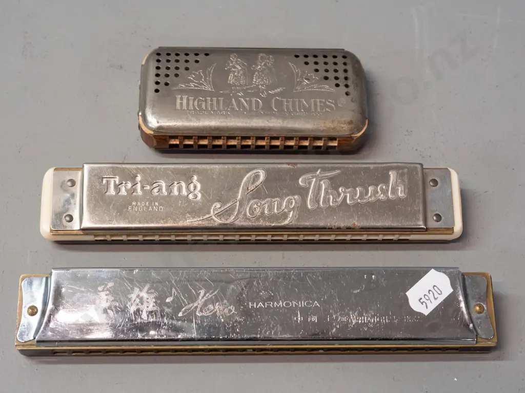 3 vintage harmonicas - German 2-sided "Highland Chimes", English Tri-Ang "Song Thrush" and Chinese "Hero" L-180. Image 1++