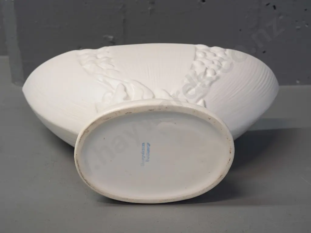 large Crown Lynn / Roydon Potteries vase with floral panels H-165 W-310 Image 1++